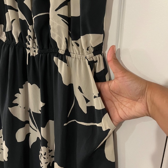 Beautiful silk halter neck maxi dress - Picture 3 of 6